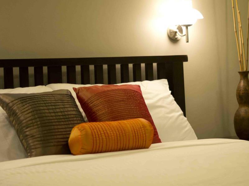 Oyo 103 Artina Suites Hotel Макати Экстерьер фото