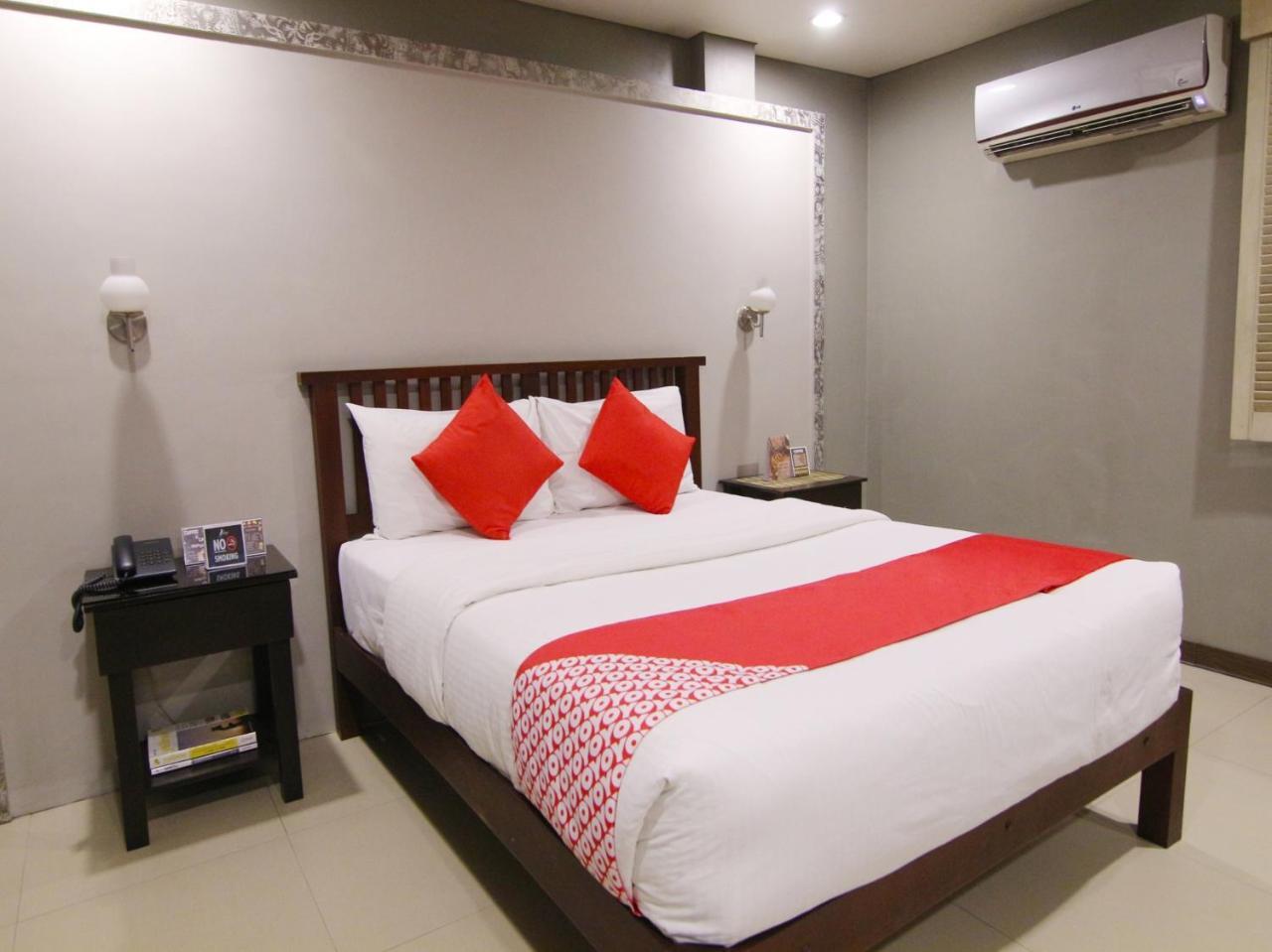 Oyo 103 Artina Suites Hotel Макати Экстерьер фото