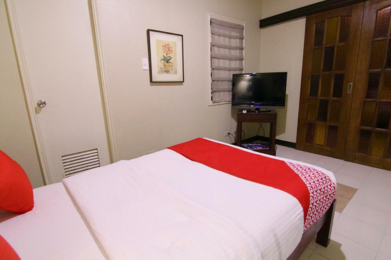 Oyo 103 Artina Suites Hotel Макати Экстерьер фото