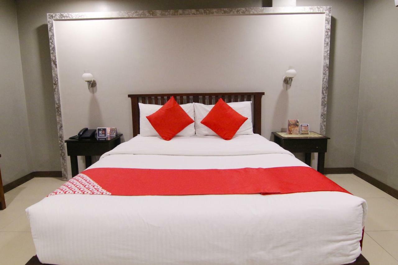 Oyo 103 Artina Suites Hotel Макати Экстерьер фото